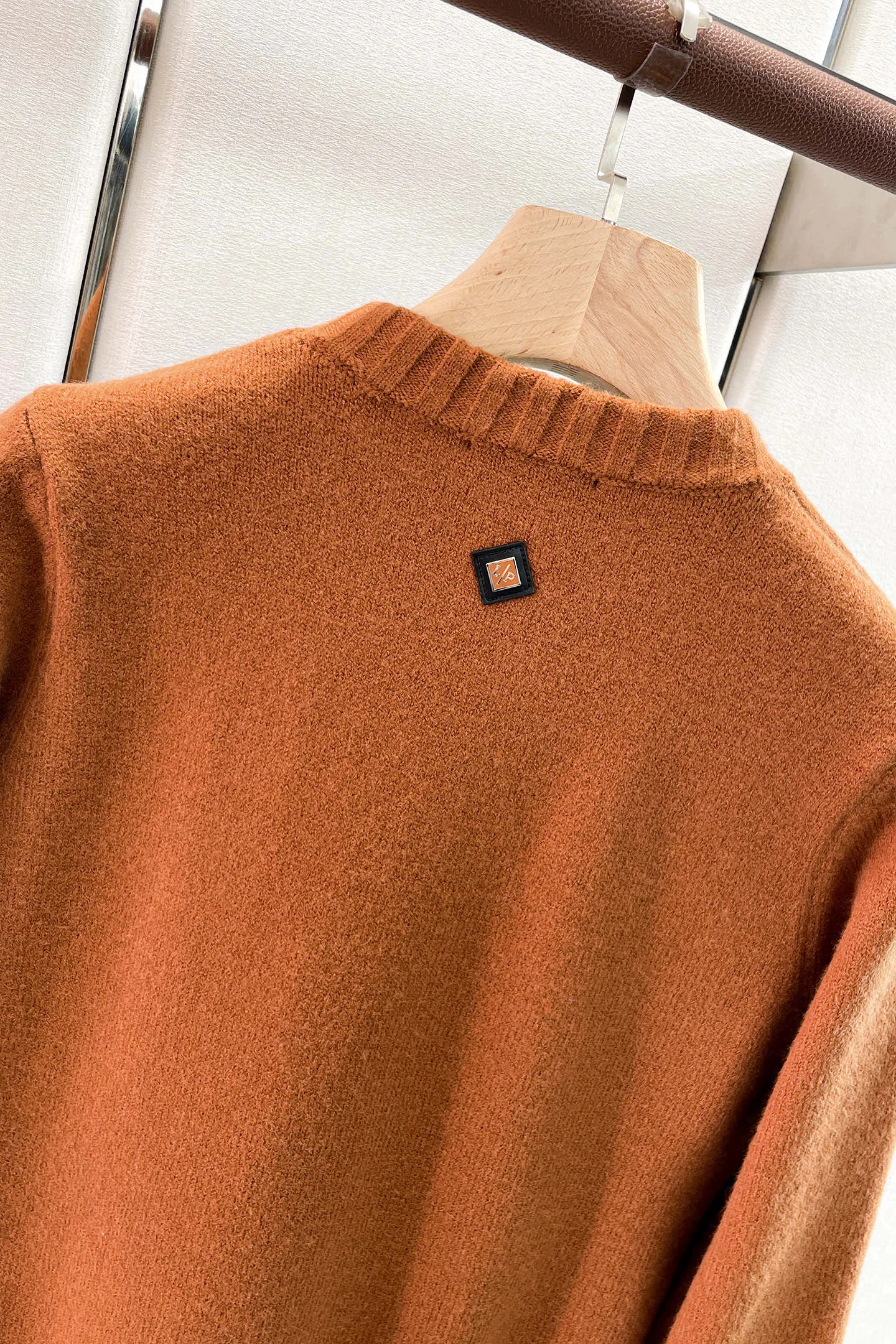 LP's new autumn and winter low-key luxury sweater, a trendy gentleman's round neck Premium sweater. Wool yarn blending. Only double-layer yarn can produce such a premium effect. It is a channel product of a trading company. It is a winter star-level item. It is easy to wear and practical. It is an all-purpose basic Versatile style. The texture is excellent. It is skin-friendly and comfortable without scratching. It is a high-end fashion base layer that is extremely comfortable whether worn alone or layered. It has an excellent texture for close-fitting wear. Demonstrate high-end and invincible fashion! Slim-fitting but not tight, with high elasticity on all sides, it is definitely a very comfortable upper body experience. It is a must-have item for winter wear! The wiring is neat and delicate, the details are exquisite, and the upper body effect is excellent. There is no age limit, and it is the best product on the Internet! Size: S M L